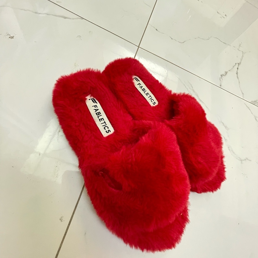 Fabletics Women's Vibrant Red Plush Slippers Size 6 - Picture 2 of 3